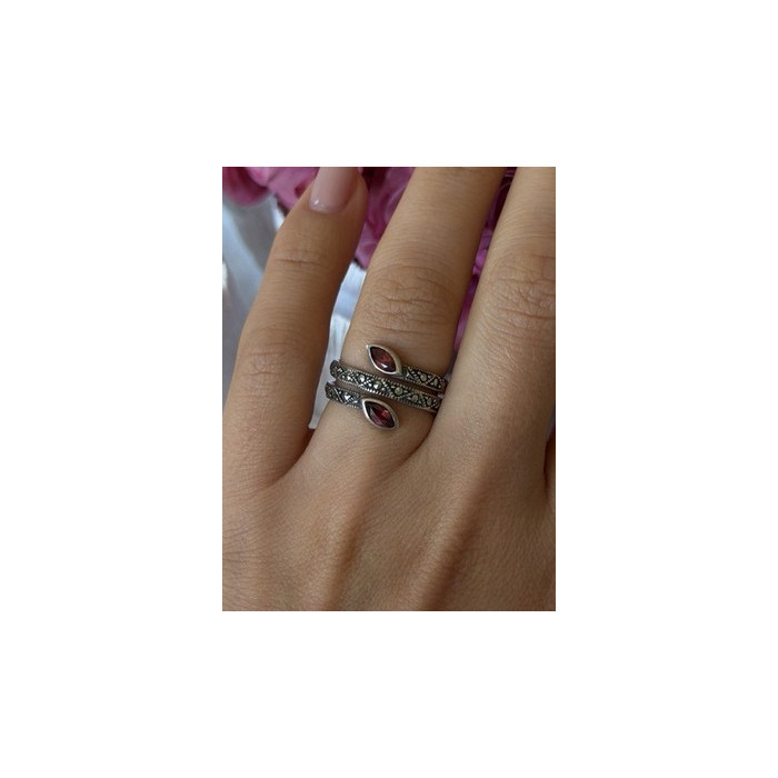 925 Sterling Silver Garnet & Marcasite Ring Size 7