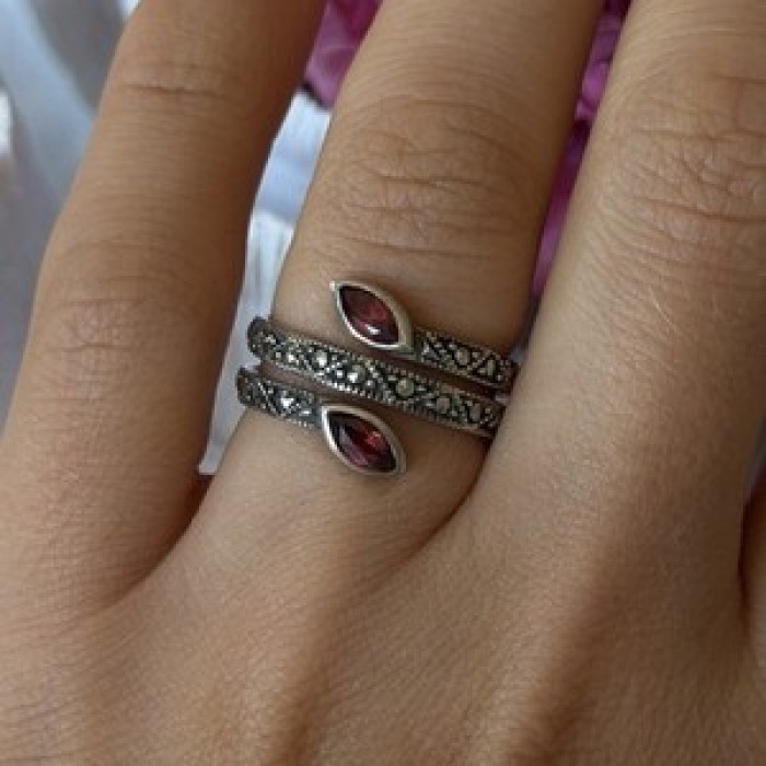 925 Sterling Silver Garnet & Marcasite Ring Size 7