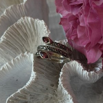 925 Sterling Silver Garnet & Marcasite Ring Size 7