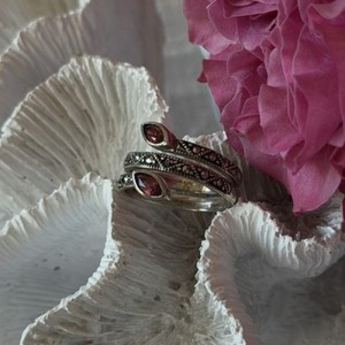 925 Sterling Silver Garnet & Marcasite Ring Size 7