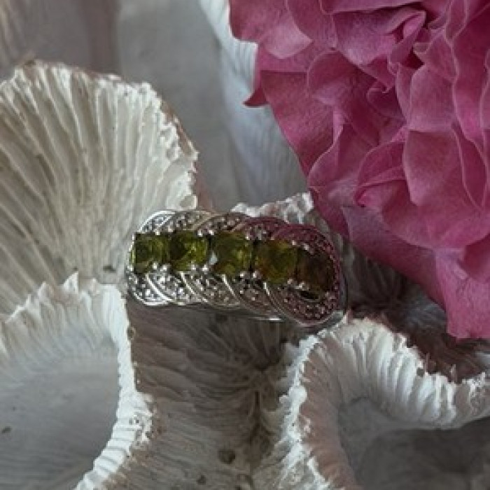 925 Sterling Silver Peridot & Diamond Ring Size 8.5