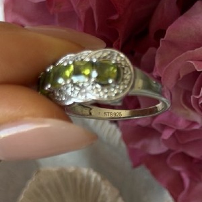 925 Sterling Silver Peridot & Diamond Ring Size 8.5