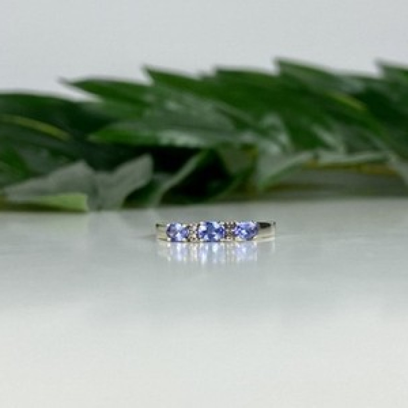 10K White Gold Iolite & Diamond Ring Size 7.5