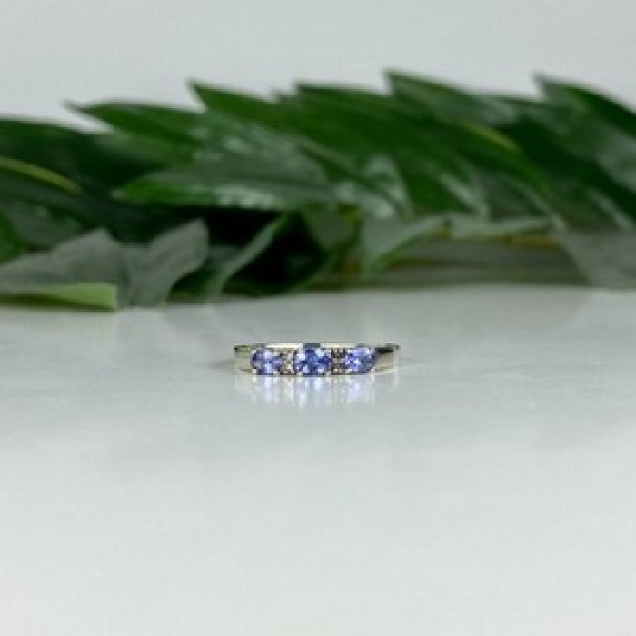 10K White Gold Iolite & Diamond Ring Size 7.5