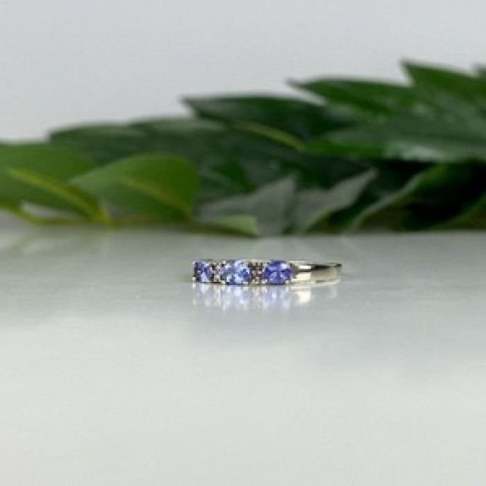 10K White Gold Iolite & Diamond Ring Size 7.5
