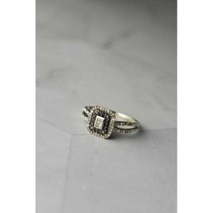 10K White Gold Black Spinel & Diamonds Ring Size 7.5