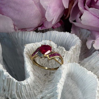 10K Yellow Gold Ruby & Diamond Heart Ring Size 7