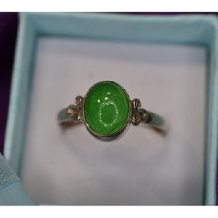 925 Sterling Silver Green Nephrite ( Jade ) Ring Size 8.5