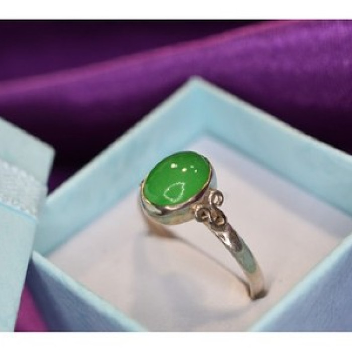 925 Sterling Silver Green Nephrite ( Jade ) Ring Size 8.5