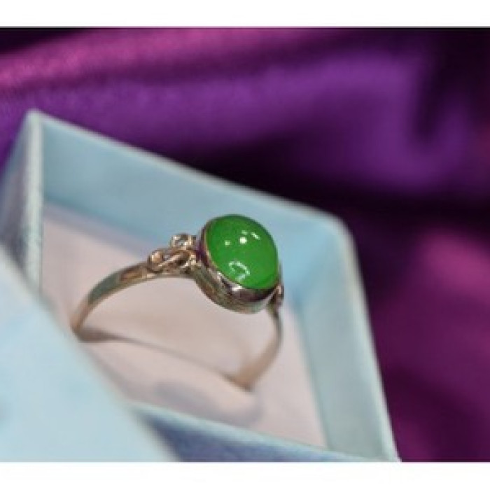 925 Sterling Silver Green Nephrite ( Jade ) Ring Size 8.5