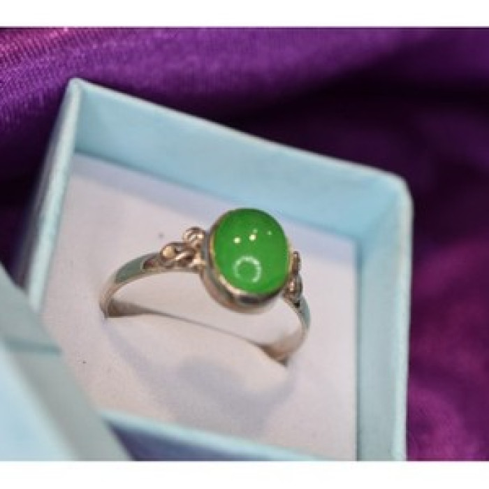925 Sterling Silver Green Nephrite ( Jade ) Ring Size 8.5