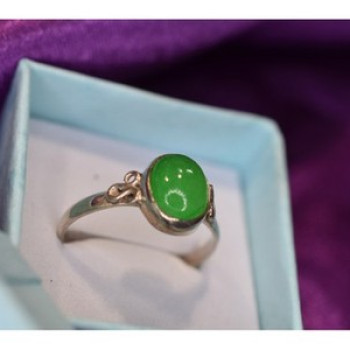 925 Sterling Silver Green Nephrite ( Jade ) Ring Size 8.5