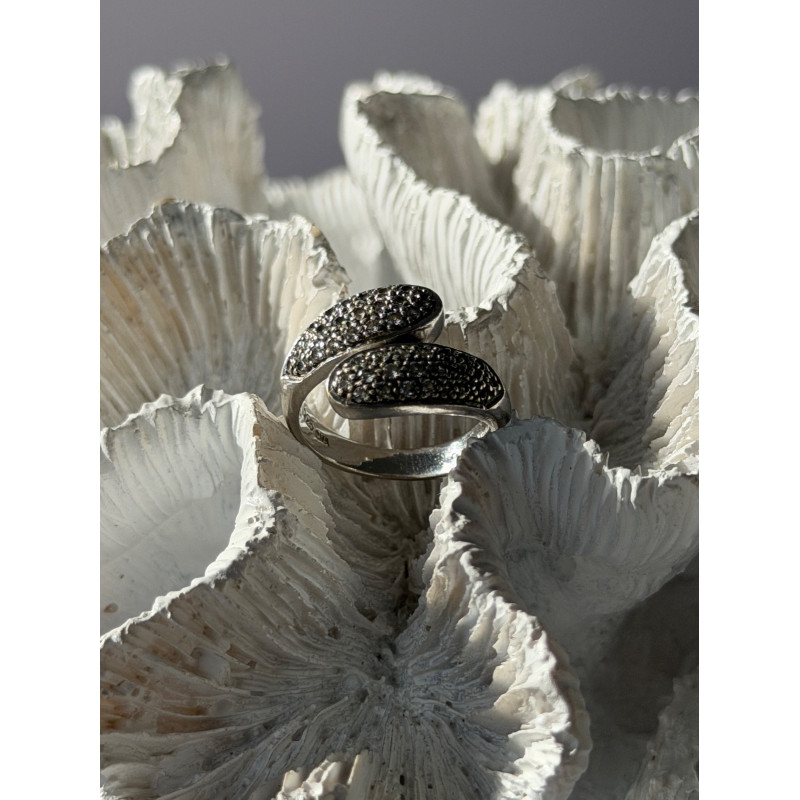 Lovely 925 Sterling Silver Cz Ring Size 6