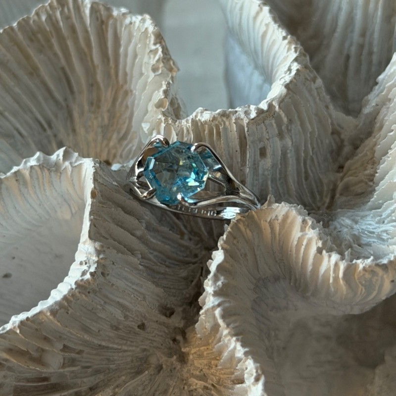 925 Sterling Silver Blue Topaz Ring Size 5
