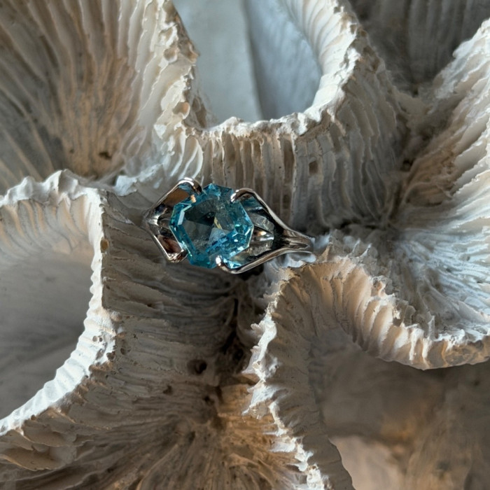 925 Sterling Silver Blue Topaz Ring Size 5