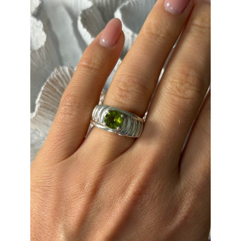 925 Sterling Silver Peridot Ring Size 6