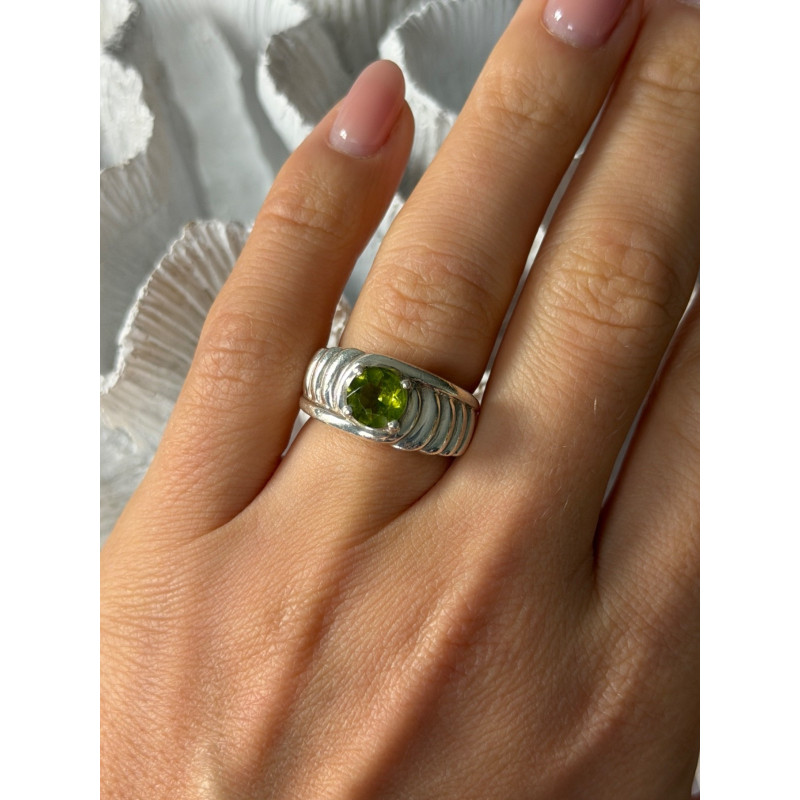 925 Sterling Silver Peridot Ring Size 6