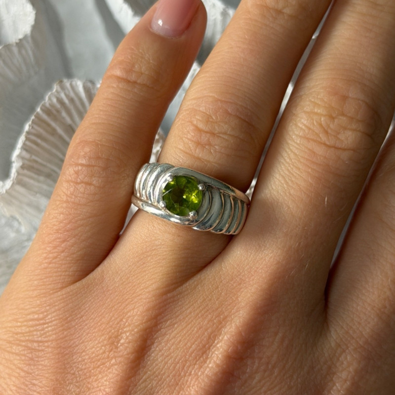 925 Sterling Silver Peridot Ring Size 6