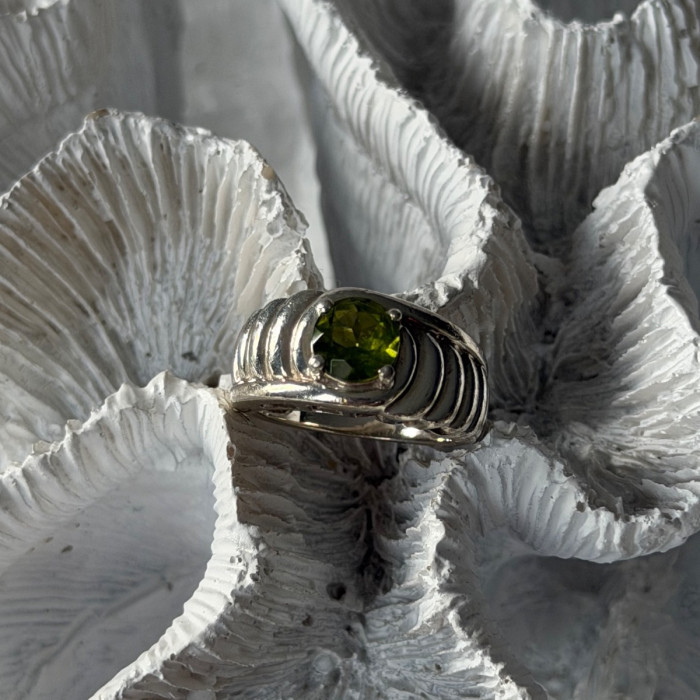 925 Sterling Silver Peridot Ring Size 6