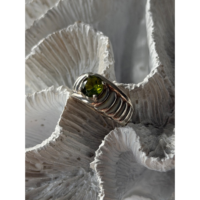925 Sterling Silver Peridot Ring Size 6