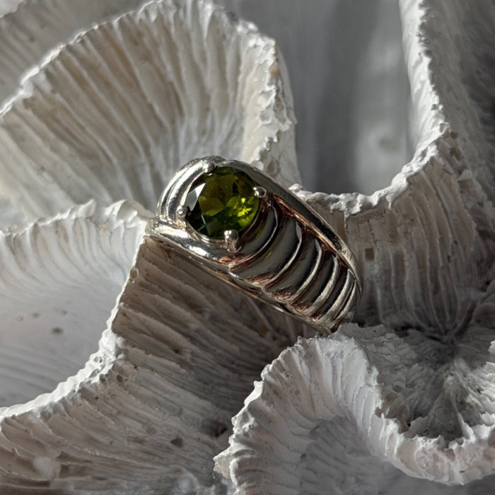 925 Sterling Silver Peridot Ring Size 6