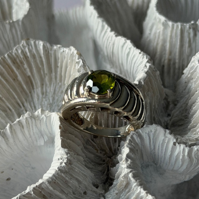 925 Sterling Silver Peridot Ring Size 6