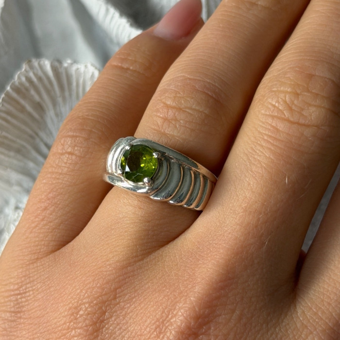 925 Sterling Silver Peridot Ring Size 6
