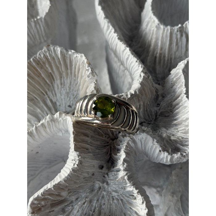 925 Sterling Silver Peridot Ring Size 6