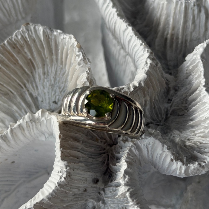 925 Sterling Silver Peridot Ring Size 6