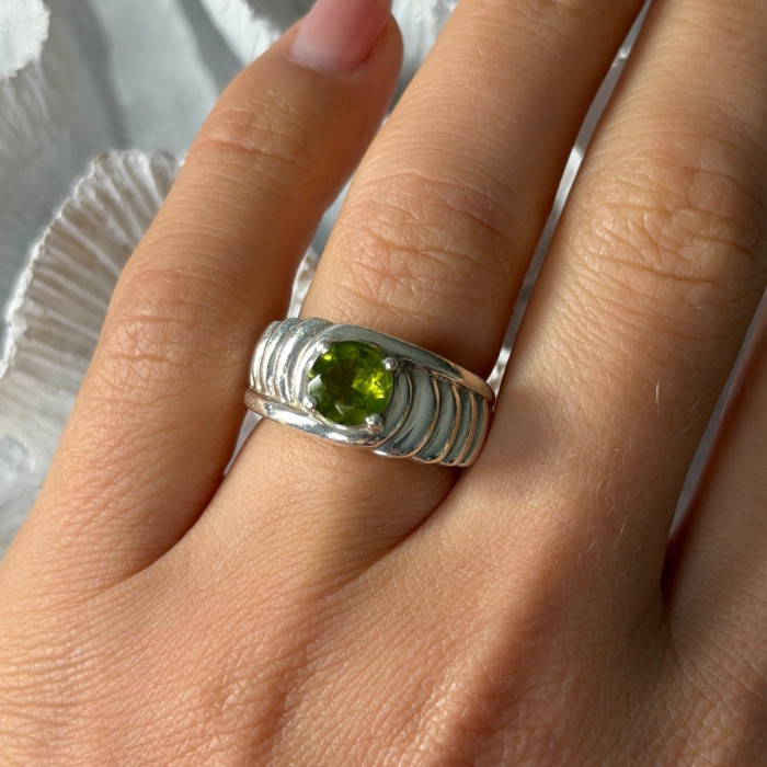 925 Sterling Silver Peridot Ring Size 6