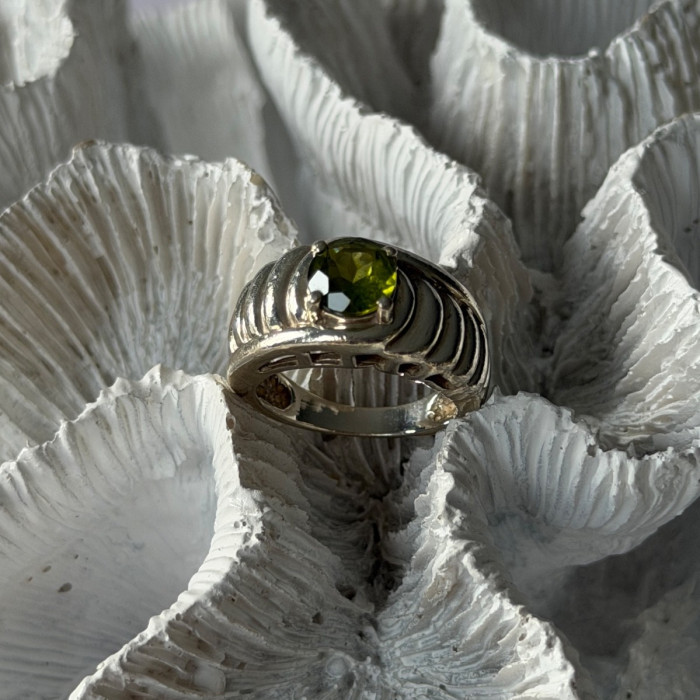 925 Sterling Silver Peridot Ring Size 6