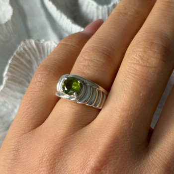 925 Sterling Silver Peridot Ring Size 6