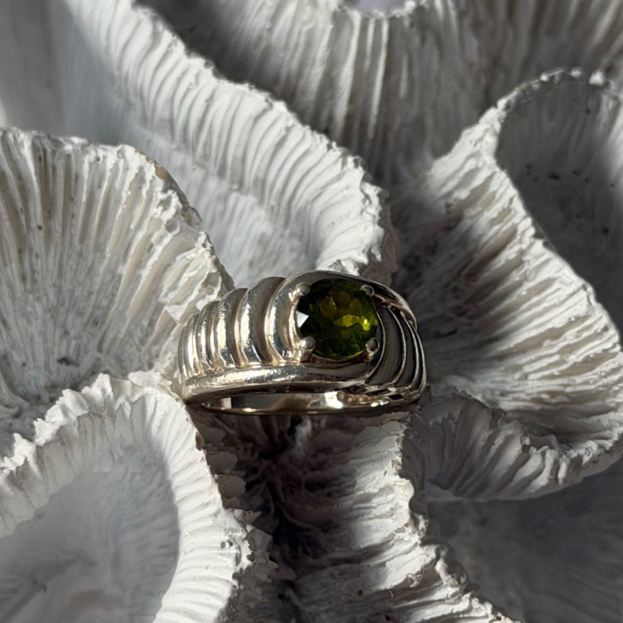 925 Sterling Silver Peridot Ring Size 6