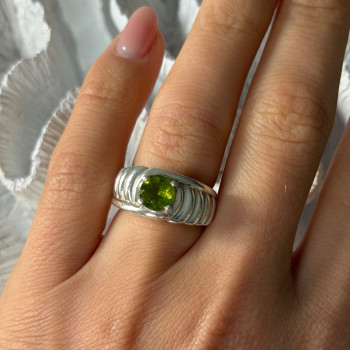 925 Sterling Silver Peridot Ring Size 6