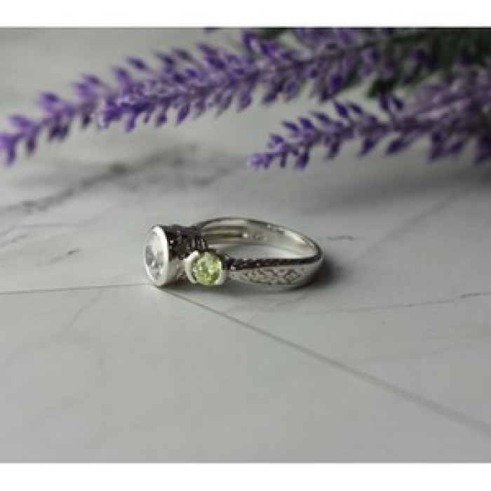 925 Sterling Silver White & Green CZ Ring Size 6.5