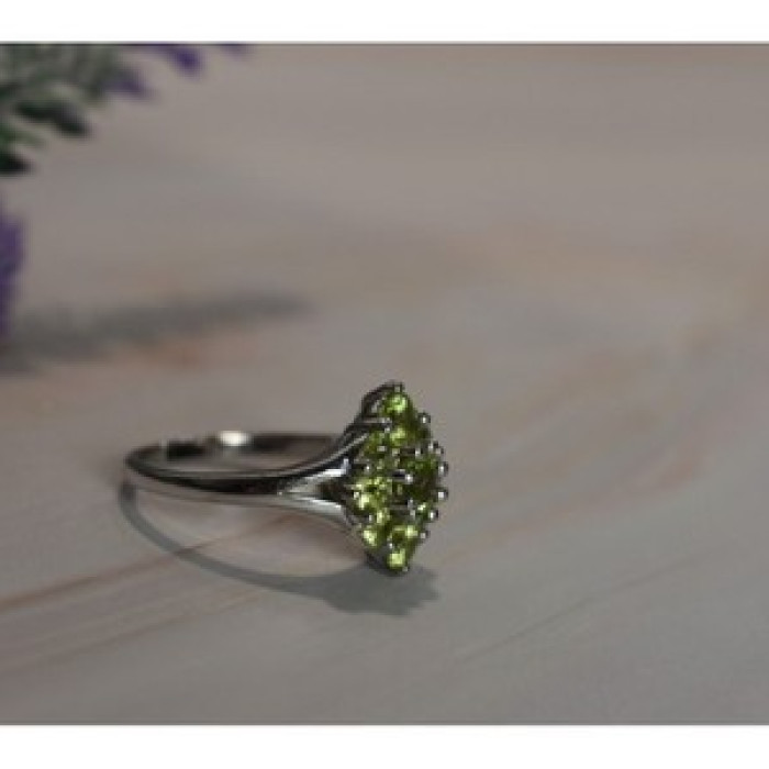 925 Sterling Silver Peridot Ring Size 8