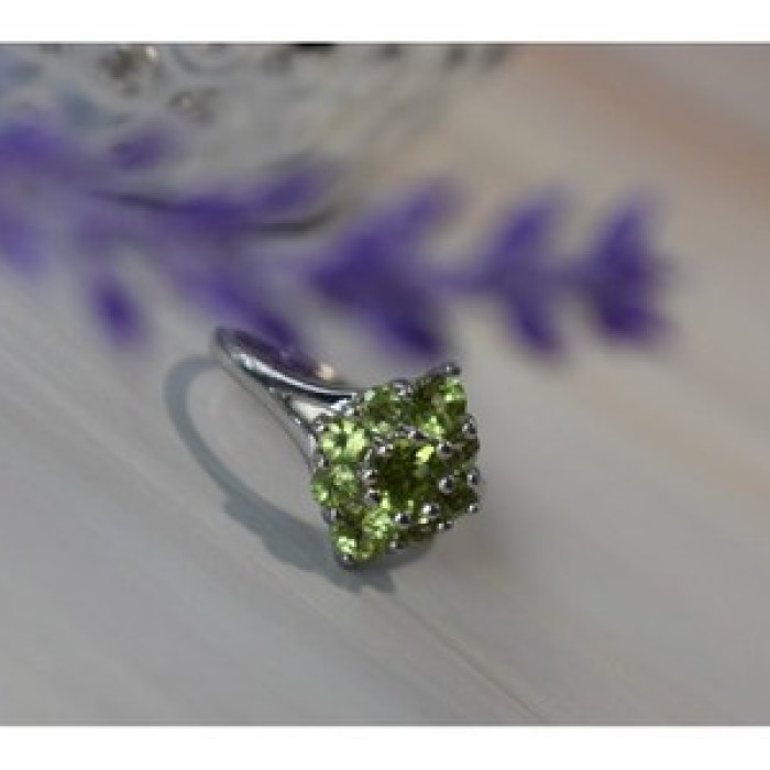 925 Sterling Silver Peridot Ring Size 8