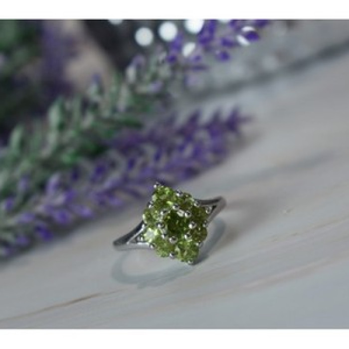 925 Sterling Silver Peridot Ring Size 8