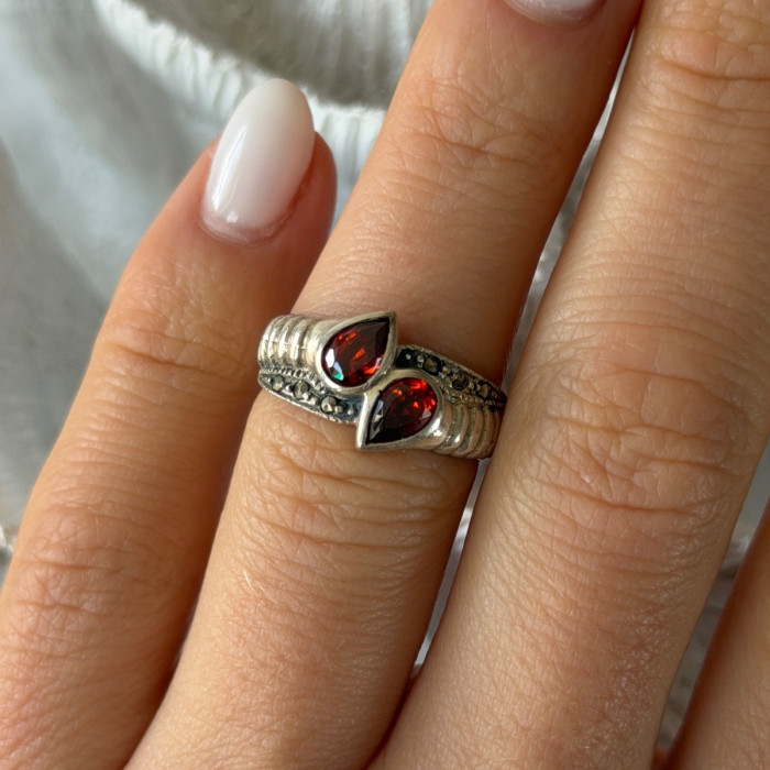 Vintage 925 Sterling Silver Garnet & Marcasite Ring Size 6