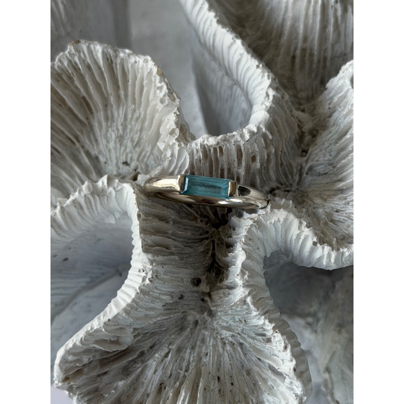 925 Sterling Silver Blue Topaz Ring Size 5.5