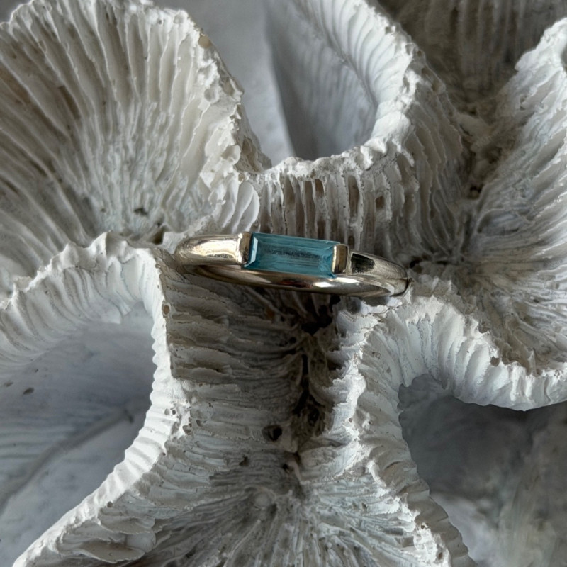 925 Sterling Silver Blue Topaz Ring Size 5.5