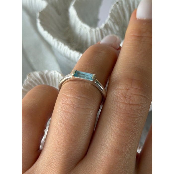 925 Sterling Silver Blue Topaz Ring Size 5.5