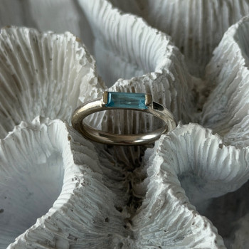 925 Sterling Silver Blue Topaz Ring Size 5.5