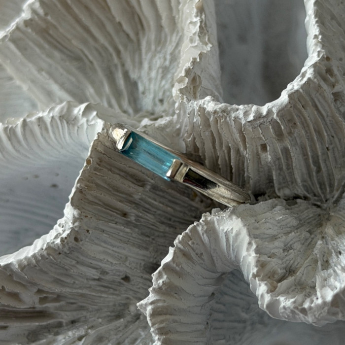 925 Sterling Silver Blue Topaz Ring Size 5.5