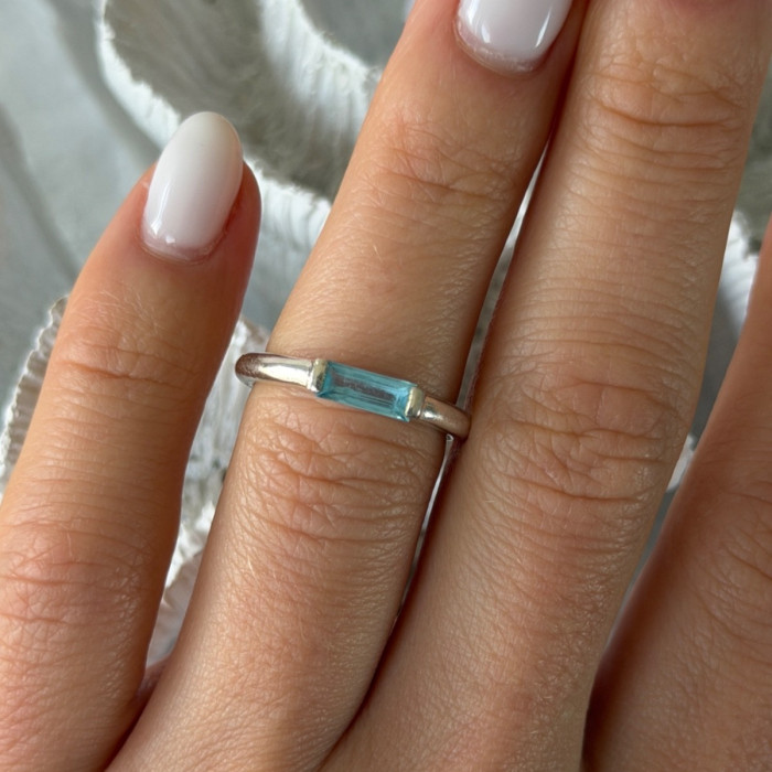 925 Sterling Silver Blue Topaz Ring Size 5.5