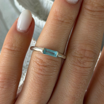 925 Sterling Silver Blue Topaz Ring Size 5.5