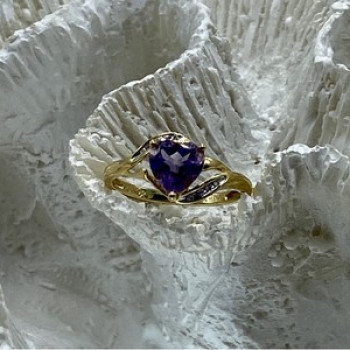 10K Yellow Gold Tourmaline & Diamonds Heart Ring Size 4.75