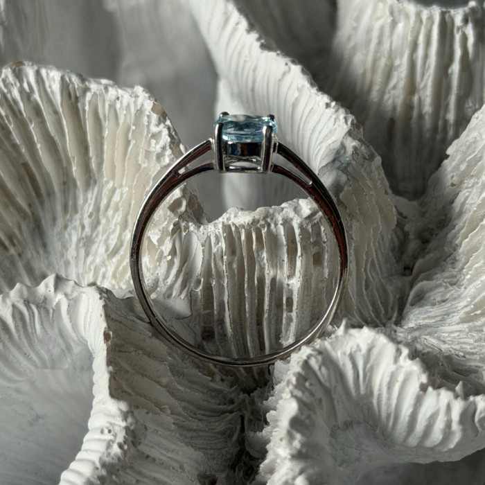 925 Sterling Silver Blue Topaz Ring Size 9