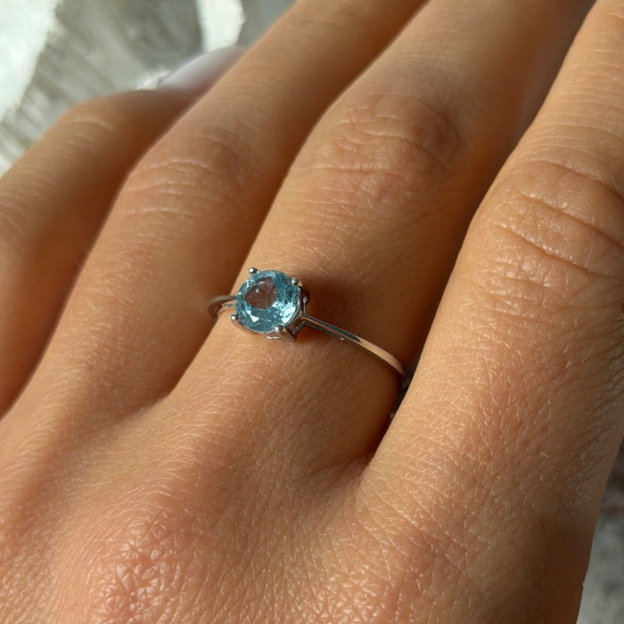 925 Sterling Silver Blue Topaz Ring Size 9