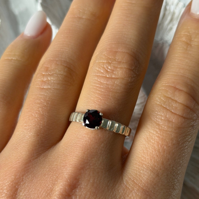 925 Sterling Silver Garnet Ring Size 9